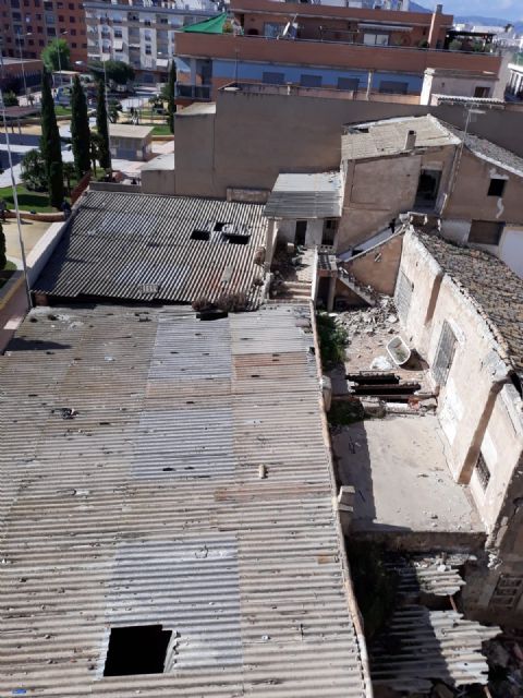 El PSOE exige la retirada urgente de las planchas de amianto rotas existentes sobre varias edificaciones ruinosas en calle Charco, junto al parque de Los Curtidores - 1, Foto 1