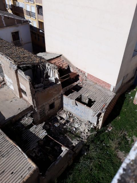 El PSOE exige la retirada urgente de las planchas de amianto rotas existentes sobre varias edificaciones ruinosas en calle Charco, junto al parque de Los Curtidores - 2, Foto 2