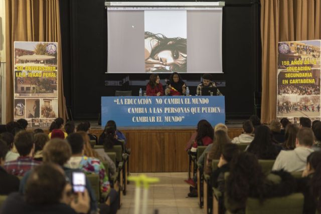 La dibujante estadounidense Alitha Martínez comparte experiencias del mundo del cómic con alumnos del IES Isaac Peral - 1, Foto 1