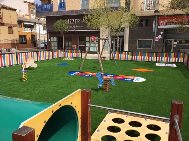 Se sustituye el pavimento de los juegos infantiles de la Plaza de la Alcoholera de Menor - 1, Foto 1
