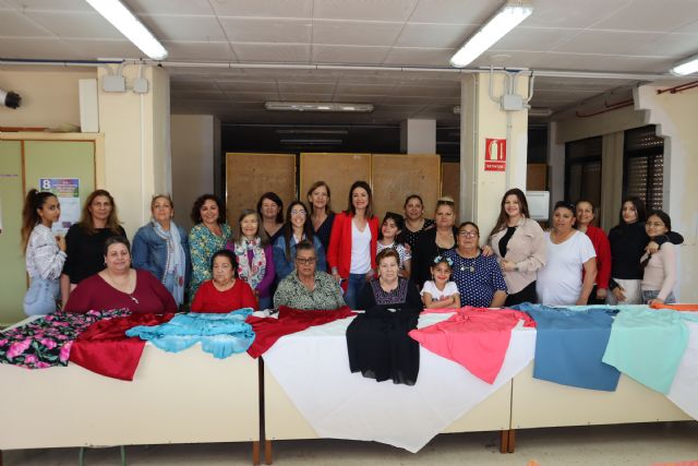 La alcaldesa visita a las participantes del Taller de Costura dirigida al colectivo de mujeres gitanas - 1, Foto 1