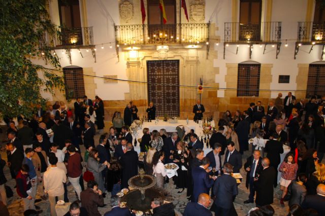 El interés por mostrar la versatilidad del casco antiguo de Lorca lleva el vino de honor del pregón de la Semana Santa a la calle Abad de los Arcos - 2, Foto 2