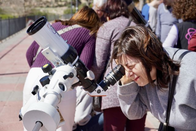 Santomera observa el eclipse solar en la clausura de su primera Feria Científica - 1, Foto 1