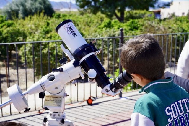 Santomera observa el eclipse solar en la clausura de su primera Feria Científica - 2, Foto 2