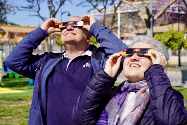 Santomera observa el eclipse solar en la clausura de su primera Feria Científica - 3, Foto 3