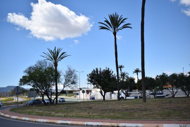 Los trabajos de mantenimiento del Ayuntamiento en tres rotondas estratégicas mejorarán la seguridad vial y la imagen urbana - 1, Foto 1