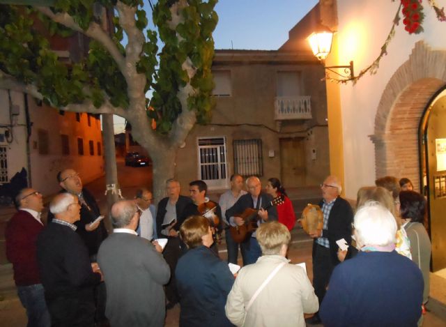 El canto de los Mayos inicia las fiestas patronales del barrio de La Cruz - 2, Foto 2