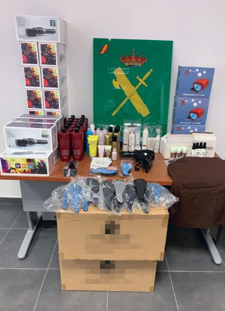 La Guardia Civil recupera cerca de un centenar de productos de peluquería sustraídos en un almacén del polígono La Torrecilla de Lorca - 1, Foto 1