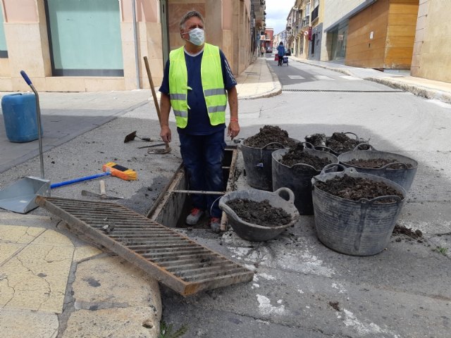 They carry out revision and cleaning works of the scuppers that catch the rainwater in order to avoid the collapse of the sewerage network, Foto 2