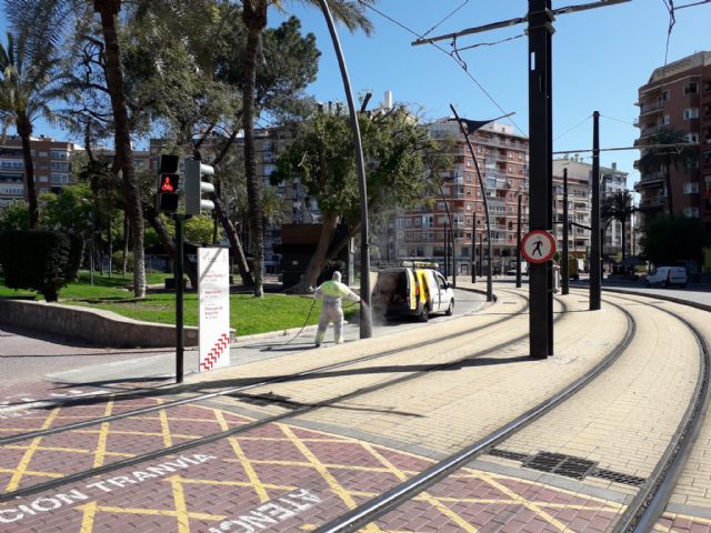 Alumbrado Público limpia y desinfecta los soportes de las farolas de los espacios más transitados del término municipal - 1, Foto 1