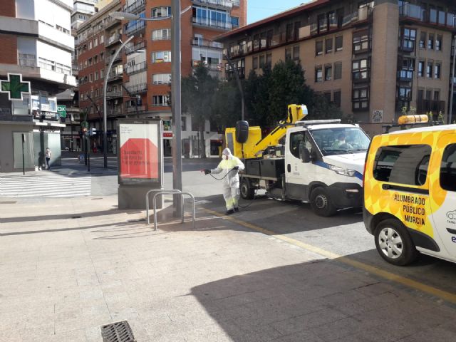Alumbrado Público limpia y desinfecta los soportes de las farolas de los espacios más transitados del término municipal - 2, Foto 2