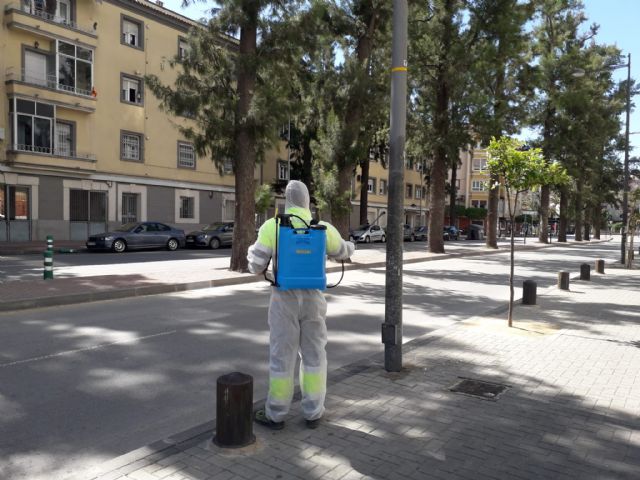 Alumbrado Público limpia y desinfecta los soportes de las farolas de los espacios más transitados del término municipal - 3, Foto 3