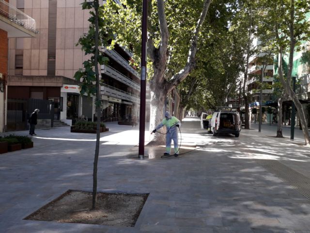 Alumbrado Público limpia y desinfecta los soportes de las farolas de los espacios más transitados del término municipal - 5, Foto 5