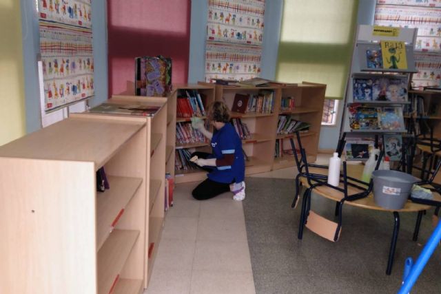 El Ayuntamiento realiza tareas de mantenimiento básico, consistentes en la desinfección de los centros educativos municipales - 1, Foto 1