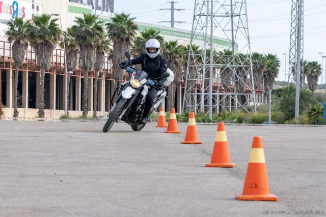 La Policía Local de Cartagena mejora sus habilidades para patrullar en motocicleta - 1, Foto 1