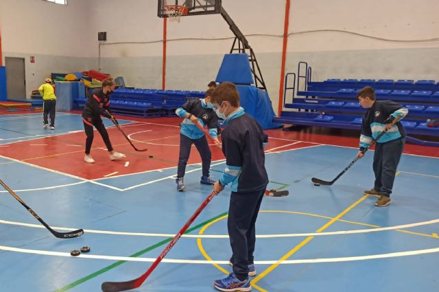 El C.H. Cartagena lleva el hockey en línea al CEIP Virgen del Carmen con el Programa ADE - 1, Foto 1