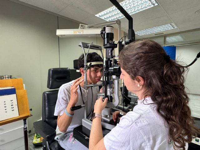 50 menores en situación de vulnerabilidad reciben revisiones visuales gratuitas en Murcia - 2, Foto 2