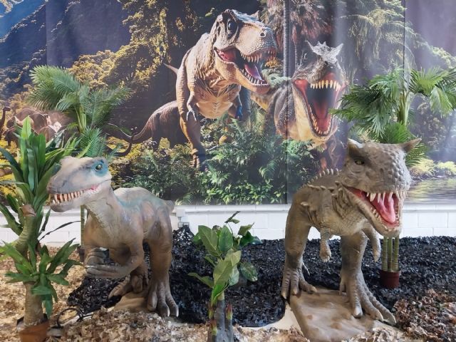 Dinosaurios, perros y flores en La Noria Outlet Shopping - 2, Foto 2