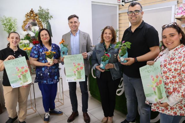 Los comercios pinatarenses regalan cientos de macetas por el Día de la madre - 2, Foto 2