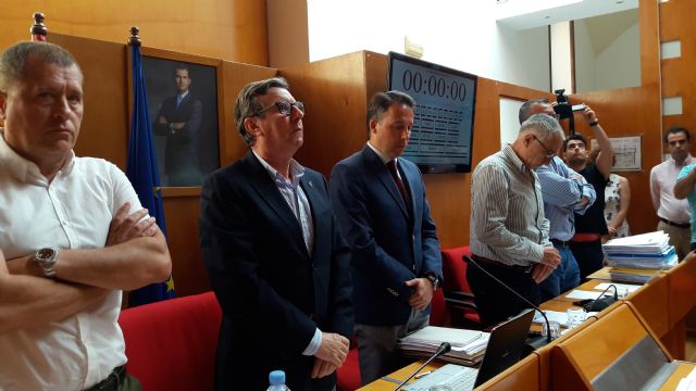 El Pleno del Ayuntamiento guarda un minuto de silencio en señal de condena ante los asesinatos de violencia de género - 1, Foto 1