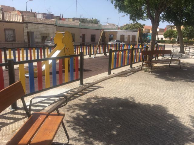 Descentralizacion destina mas de 7 mil euros de inversion a la plaza Manuel de Falla de la Barriada San Cristobal - 1, Foto 1