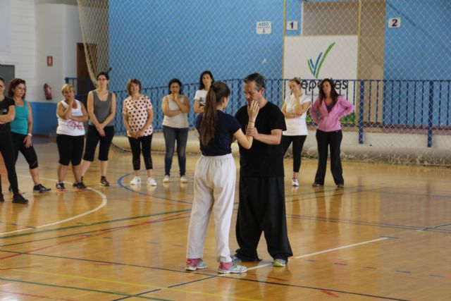 Una treintena de mujeres aprenden técnicas de defensa personal - 2, Foto 2
