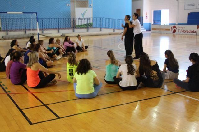 Una treintena de mujeres aprenden técnicas de defensa personal - 3, Foto 3