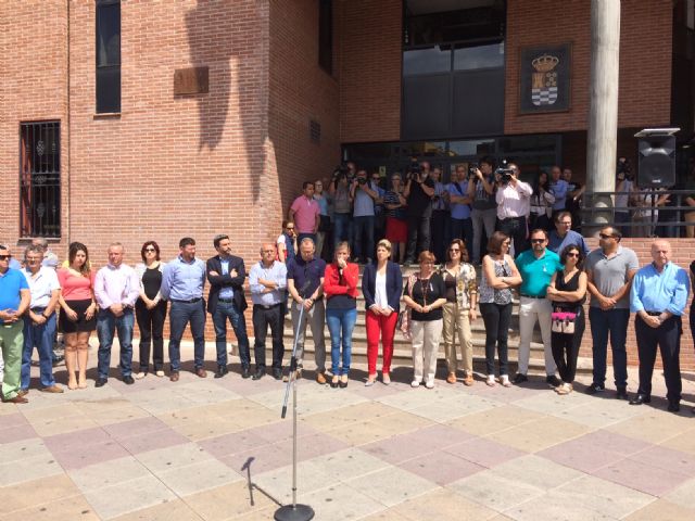 La ciudadanía de Molina de Segura muestra en una concentración su repulsa y dolor por el crimen machista ocurrido en la localidad - 2, Foto 2