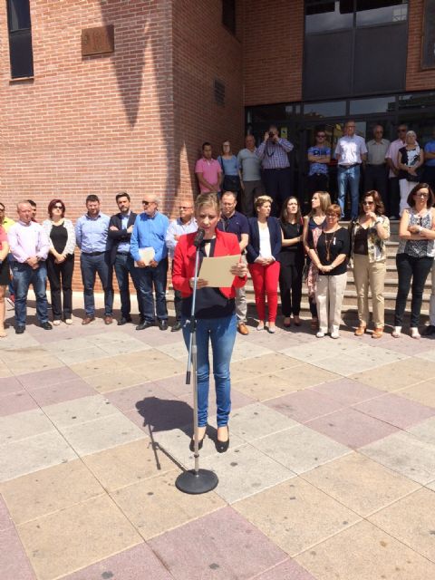 La ciudadanía de Molina de Segura muestra en una concentración su repulsa y dolor por el crimen machista ocurrido en la localidad - 3, Foto 3