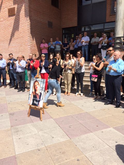 La ciudadanía de Molina de Segura muestra en una concentración su repulsa y dolor por el crimen machista ocurrido en la localidad - 4, Foto 4