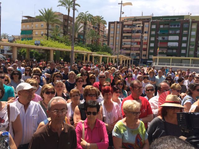 La ciudadanía de Molina de Segura muestra en una concentración su repulsa y dolor por el crimen machista ocurrido en la localidad - 5, Foto 5