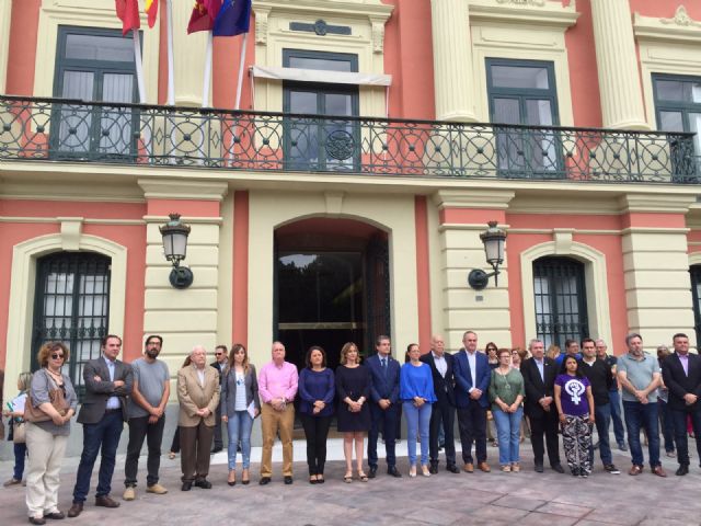 El Ayuntamiento de Murcia guarda un minuto de silencio como muestra de condena y repulsa ante el último asesinato machista en la Región - 1, Foto 1