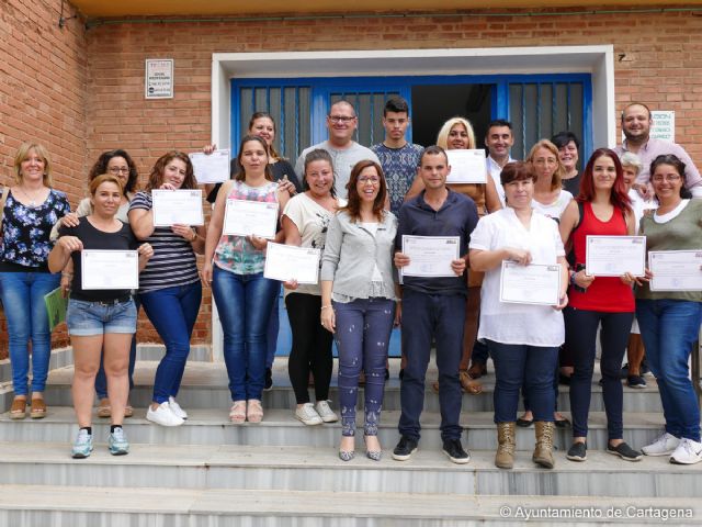 Los alumnos del Conecta Barrios reciben sus certificados - 1, Foto 1