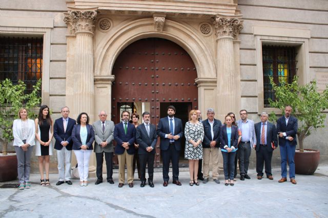 Minuto de silencio en San Esteban en señal de repulsa por el trágico suceso acaecido el fin de semana en Molina de Segura - 1, Foto 1