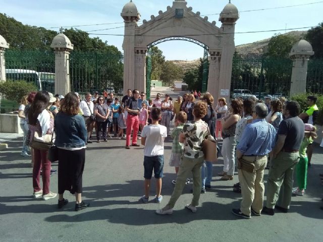 La Comision Beltri 2012 recauda 256 euros para las Hermanitas de los Pobres con la visita guiada al cementerio de Los Remedios - 1, Foto 1