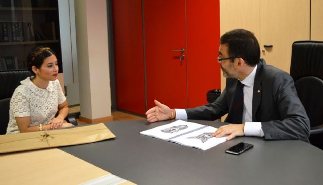 El alcalde conoce la obra de la artista Clara Ledo - 1, Foto 1