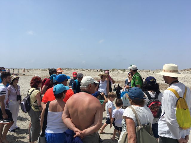 San Pedro del Pinatar informa de los efectos de los plásticos en las playas en una ruta guiada - 1, Foto 1