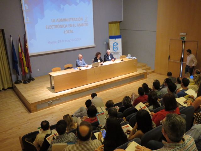 Una jornada de la Comunidad muestra a los empleados de los ayuntamientos las medidas para poner en marcha la administración electrónica - 2, Foto 2