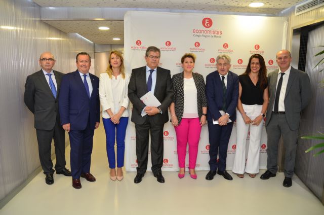 El decano de los economistas asegura que las empresas que  aplican técnicas de buen gobierno son más rentables y atractivas para los inversores - 2, Foto 2