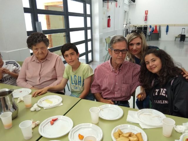 Escolares del CEIP Juan Navarro de La Hoya comparten conocimientos con los mayores del centro de da de Alhama, Foto 2