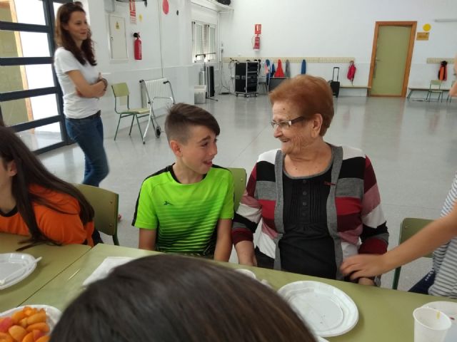 Escolares del CEIP Juan Navarro de La Hoya comparten conocimientos con los mayores del centro de da de Alhama, Foto 3