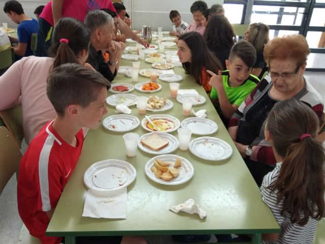 Escolares del CEIP Juan Navarro de La Hoya comparten conocimientos con los mayores del centro de da de Alhama, Foto 4