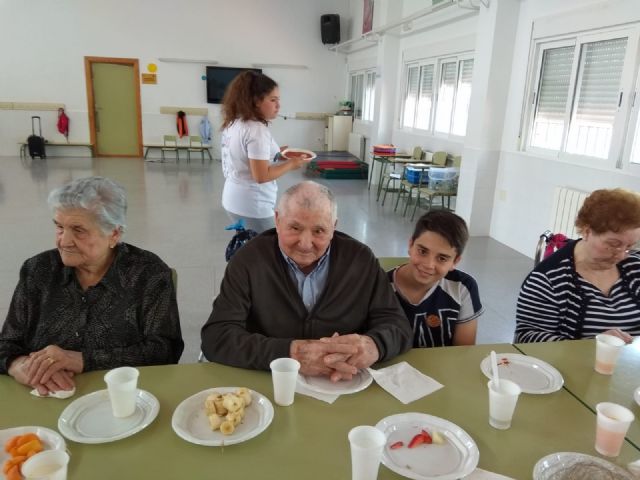 Escolares del CEIP Juan Navarro de La Hoya comparten conocimientos con los mayores del centro de da de Alhama, Foto 5