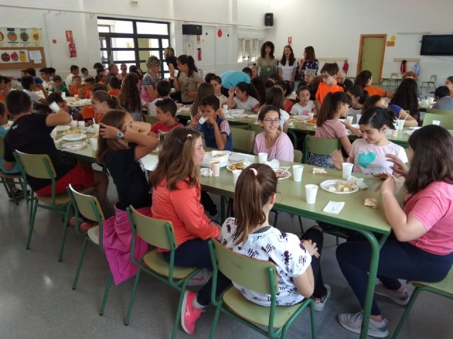 Escolares del CEIP Juan Navarro de La Hoya comparten conocimientos con los mayores del centro de da de Alhama, Foto 6
