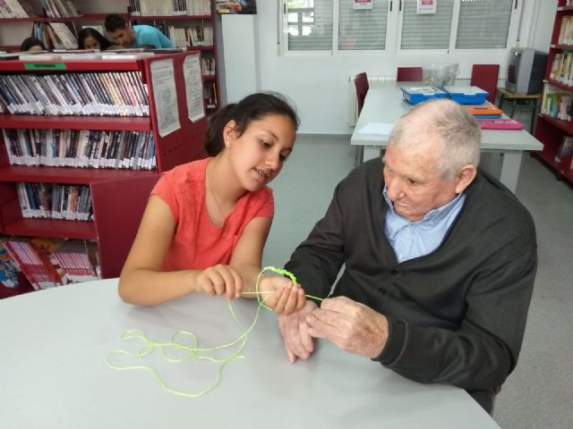Escolares del CEIP Juan Navarro de La Hoya comparten conocimientos con los mayores del centro de da de Alhama, Foto 7