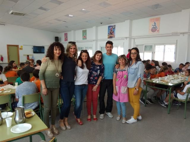 Escolares del CEIP Juan Navarro de La Hoya comparten conocimientos con los mayores del centro de da de Alhama, Foto 8