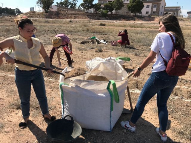 Vecinos de Los Dolores y alumnos de la UCAM inician un huerto ecológico en el Campus, dentro del Festival Mucho Más Mayo - 1, Foto 1