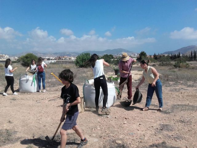 Vecinos de Los Dolores y alumnos de la UCAM inician un huerto ecológico en el Campus, dentro del Festival Mucho Más Mayo - 2, Foto 2
