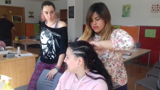 Jóvenes del proyecto Labor 2.0 reciben formación en peluquería y hostelería - 5, Foto 5