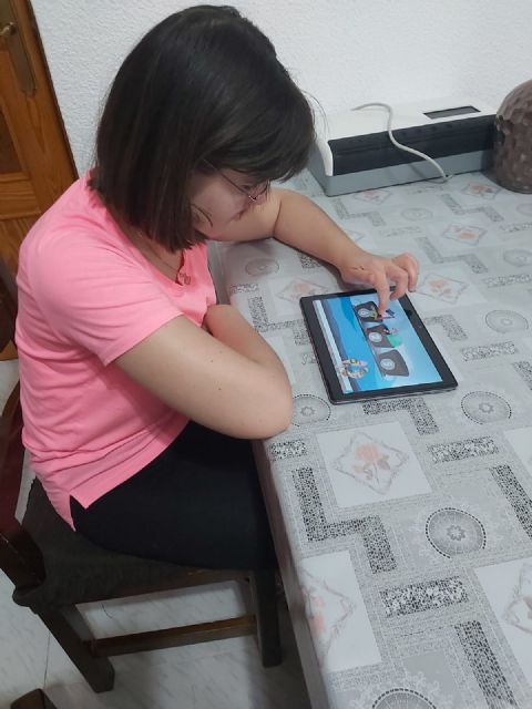 Apandis distribuye tablets entre las personas con discapacidad intelectual para seguir apoyándoles durante el confinamiento - 1, Foto 1